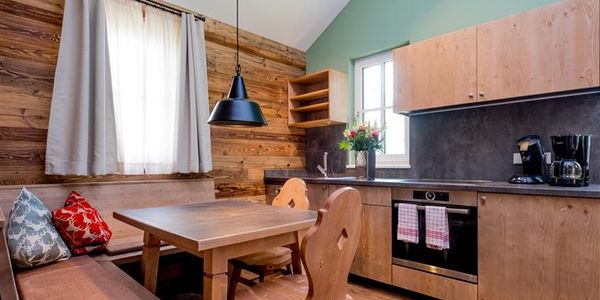 Küche mit Sitzecke in der Kuschelhütte